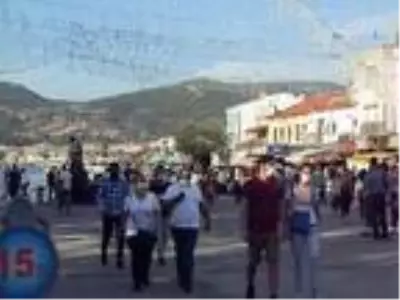 Foça'da vatandaşlar sıcak havanın tadını doyasıya çıkardı Foça'da vatandaşlar sıcak havanın tadını doyasıya çıkardı