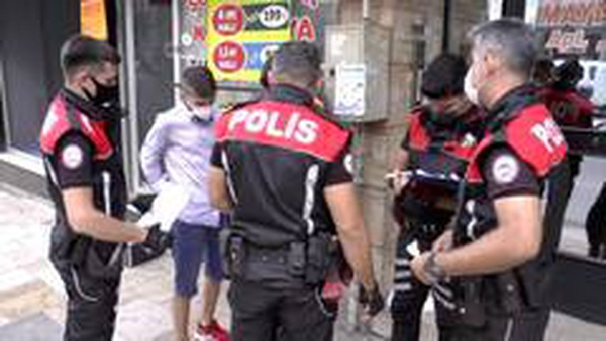 Gençlerin üzerinden çıkan uyuşturucu ve aparatların ardından 2 kişi gözaltına alındı