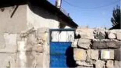 Geri manevra yapan babasının kullandığı aracın altında kalan çocuk öldü Geri manevra yapan babasının kullandığı aracın altında kalan çocuk öldü