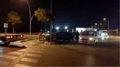 İki otomobil çarpıştı: 1 yaralı İki otomobil çarpıştı: 1 yaralı