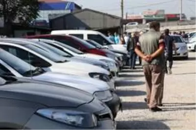 İkinci el araba fiyatlarındaki artışı fırsata çevirmek isteyen araç sahipleri oto pazarlarına akın etti İkinci el araba fiyatlarındaki artışı fırsata çevirmek isteyen araç sahipleri oto pazarlarına akın etti