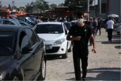 İkinci el araba fiyatlarındaki artışı fırsata çevirmek isteyen araç sahipleri oto pazarlarına akın etti İkinci el araba fiyatlarındaki artışı fırsata çevirmek isteyen araç sahipleri oto pazarlarına akın etti