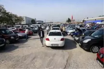 İkinci el araba fiyatlarındaki artışı fırsata çevirmek isteyen araç sahipleri oto pazarlarına akın etti İkinci el araba fiyatlarındaki artışı fırsata çevirmek isteyen araç sahipleri oto pazarlarına akın etti