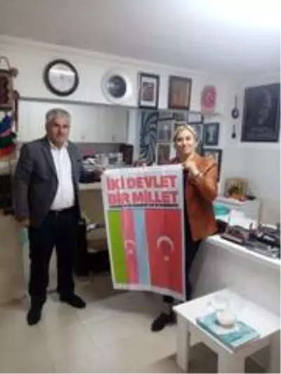 İlkadım Belediyesi'nden muhtarlara Azerbaycan bayrağı İlkadım Belediyesi'nden muhtarlara Azerbaycan bayrağı