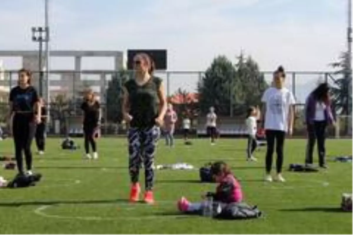 Isparta'da anne ve kızları zumba ile coştu
