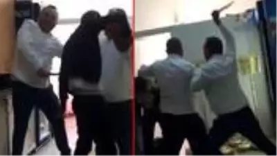 İstanbul'da kafeteryada taciz iddiası! Çalışanlar fark etti, sopayla dövdü İstanbul'da kafeteryada taciz iddiası! Çalışanlar fark etti, sopayla dövdü