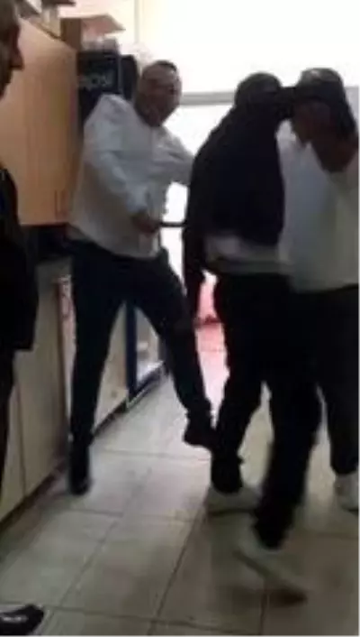 İstanbul'da kafeteryada taciz iddiası! Çalışanlar fark etti, sopayla dövdü İstanbul'da kafeteryada taciz iddiası! Çalışanlar fark etti, sopayla dövdü