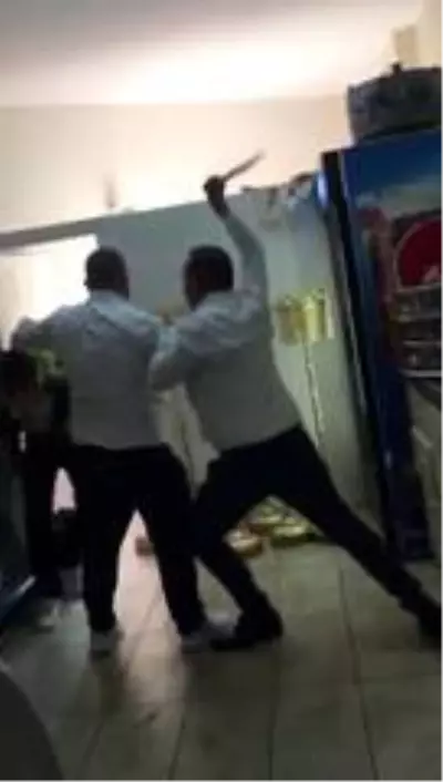 İstanbul'da kafeteryada taciz iddiası! Çalışanlar fark etti, sopayla dövdü İstanbul'da kafeteryada taciz iddiası! Çalışanlar fark etti, sopayla dövdü
