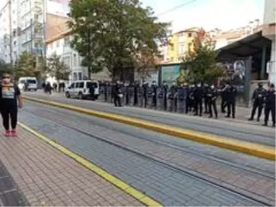 İzinsiz basın açıklaması yapmak isteyen gruba polis engeli İzinsiz basın açıklaması yapmak isteyen gruba polis engeli