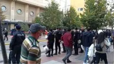 İzinsiz basın açıklaması yapmak isteyen gruba polis engeli İzinsiz basın açıklaması yapmak isteyen gruba polis engeli