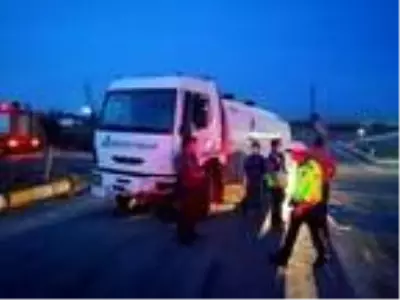 Kamyon ile otomobil kavşakta çarpıştı: 2 yaralı Kamyon ile otomobil kavşakta çarpıştı: 2 yaralı