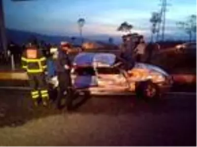 Kamyon ile otomobil kavşakta çarpıştı: 2 yaralı Kamyon ile otomobil kavşakta çarpıştı: 2 yaralı