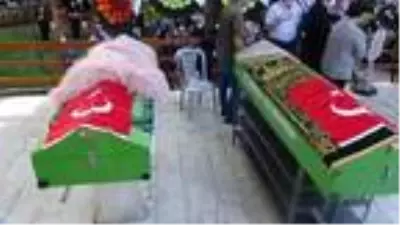 Son dakika haberi... Kazada ölen anne kız gözyaşları arasında toprağa verildi Son dakika haberi... Kazada ölen anne kız gözyaşları arasında toprağa verildi