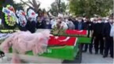 Son dakika haberi... Kazada ölen anne kız gözyaşları arasında toprağa verildi Son dakika haberi... Kazada ölen anne kız gözyaşları arasında toprağa verildi