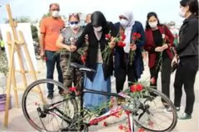 Kazada yaşamını yitiren bisikletli Zeynep'e duygusal anma Kazada yaşamını yitiren bisikletli Zeynep'e duygusal anma