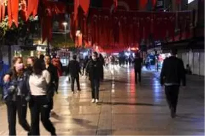 Kordon'da koronaya davetiye çıkartan görüntüler Kordon'da koronaya davetiye çıkartan görüntüler