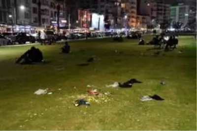 Kordon'da koronaya davetiye çıkartan görüntüler Kordon'da koronaya davetiye çıkartan görüntüler