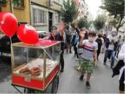 Kurtuluş'ta mahalleli simitçisine sahip çıktı