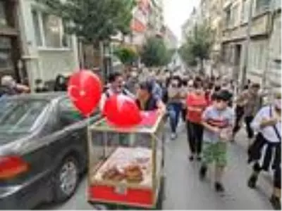 Kurtuluş'ta mahalleli simitçisine sahip çıktı Kurtuluş'ta mahalleli simitçisine sahip çıktı