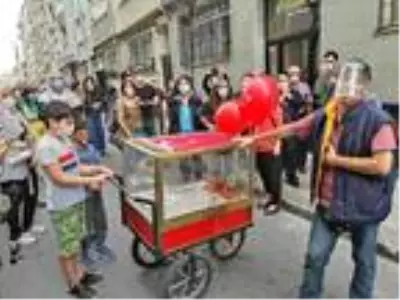 Kurtuluş'ta mahalleli simitçisine sahip çıktı Kurtuluş'ta mahalleli simitçisine sahip çıktı