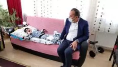 Milletvekili Ceylan engelli çocuğa protez hediye etti Milletvekili Ceylan engelli çocuğa protez hediye etti