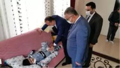 Milletvekili Ceylan engelli çocuğa protez hediye etti Milletvekili Ceylan engelli çocuğa protez hediye etti