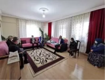 Milletvekili Ceylan engelli çocuğa protez hediye etti Milletvekili Ceylan engelli çocuğa protez hediye etti