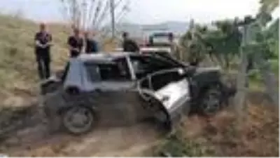 Otomobil bağa uçtu: Sürücü ve annesi yaralı Otomobil bağa uçtu: Sürücü ve annesi yaralı
