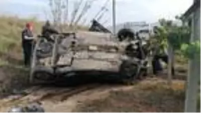 Otomobil bağa uçtu: Sürücü ve annesi yaralı Otomobil bağa uçtu: Sürücü ve annesi yaralı