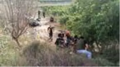 Otomobil bağa uçtu: Sürücü ve annesi yaralı Otomobil bağa uçtu: Sürücü ve annesi yaralı
