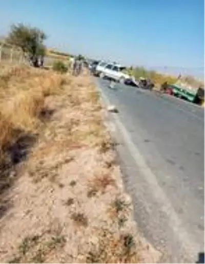 Otomobil ile çarpışan traktör ikiye bölündü: 2 ölü, 5 yaralı Otomobil ile çarpışan traktör ikiye bölündü: 2 ölü, 5 yaralı