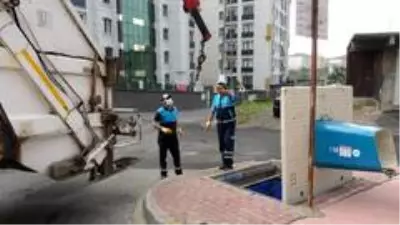 Pendik'te yürekleri ısıtan görüntü: Metrelerce çöp kuyusuna inerek yavru kediyi böyle kurtardı Pendik'te yürekleri ısıtan görüntü: Metrelerce çöp kuyusuna inerek yavru kediyi böyle kurtardı