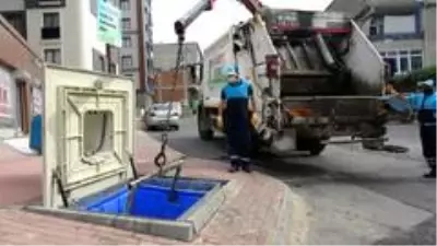 Pendik'te yürekleri ısıtan görüntü: Metrelerce çöp kuyusuna inerek yavru kediyi böyle kurtardı Pendik'te yürekleri ısıtan görüntü: Metrelerce çöp kuyusuna inerek yavru kediyi böyle kurtardı