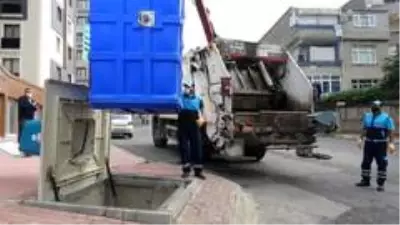 Pendik'te yürekleri ısıtan görüntü: Metrelerce çöp kuyusuna inerek yavru kediyi böyle kurtardı Pendik'te yürekleri ısıtan görüntü: Metrelerce çöp kuyusuna inerek yavru kediyi böyle kurtardı