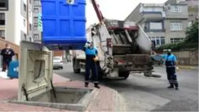 Pendik'te yürekleri ısıtan görüntü: Metrelerce çöp kuyusuna inerek yavru kediyi böyle kurtardı Pendik'te yürekleri ısıtan görüntü: Metrelerce çöp kuyusuna inerek yavru kediyi böyle kurtardı