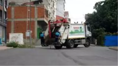 Pendik'te yürekleri ısıtan görüntü: Metrelerce çöp kuyusuna inerek yavru kediyi böyle kurtardı Pendik'te yürekleri ısıtan görüntü: Metrelerce çöp kuyusuna inerek yavru kediyi böyle kurtardı