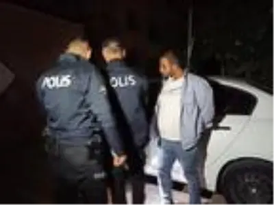 Son dakika: Polis otomobiline çarpan alkollü sürücü otoparkta yakalandı Son dakika: Polis otomobiline çarpan alkollü sürücü otoparkta yakalandı