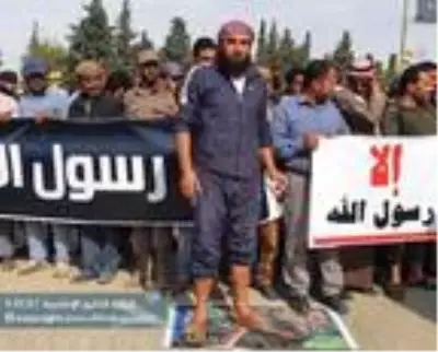 Son dakika: Resulayn'daki Fransa protestosunda DEAŞ bayrağı açan kişi gözaltına alındı Son dakika: Resulayn'daki Fransa protestosunda DEAŞ bayrağı açan kişi gözaltına alındı