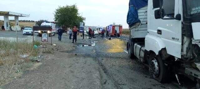 Şanlıurfa'da tır ile otomobil çarpıştı: 2 kişi öldü, 1 kişi yaralandı Şanlıurfa'da tır ile otomobil çarpıştı: 2 kişi öldü, 1 kişi yaralandı