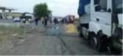 Şanlıurfa'da tır ile otomobil çarpıştı: 2 kişi öldü, 1 kişi yaralandı Şanlıurfa'da tır ile otomobil çarpıştı: 2 kişi öldü, 1 kişi yaralandı