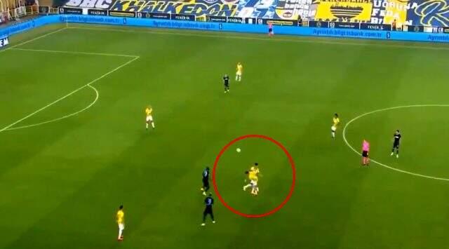 Sosa'nın Trabzonspor maçındaki hatası ve performansı F.Bahçe taraftarının tepkisini çekti Sosa'nın Trabzonspor maçındaki hatası ve performansı F.Bahçe taraftarının tepkisini çekti