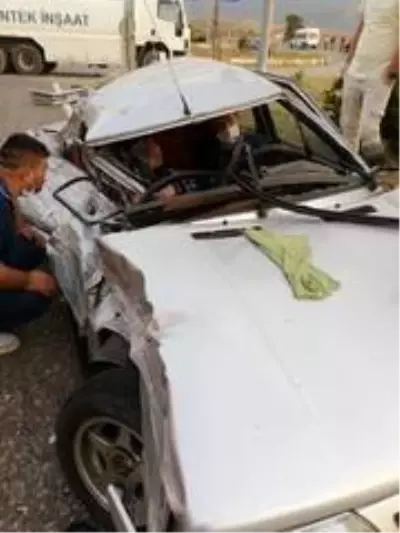 Son dakika haber: Su tankerinin çarptığı otomobilde sıkıştılar Son dakika haber: Su tankerinin çarptığı otomobilde sıkıştılar