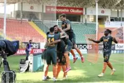Süper Lig: Aytemiz Alanyaspor: 1 -Fatih Karagümrük: 0 (İlk yarı) Süper Lig: Aytemiz Alanyaspor: 1 -Fatih Karagümrük: 0 (İlk yarı)