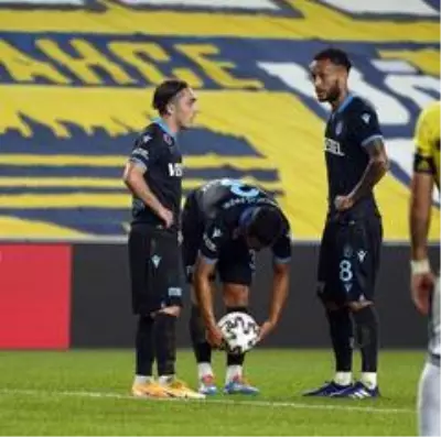 Süper Lig: Fenerbahçe: 0 - Trabzonspor: 1 (İlk yarı)