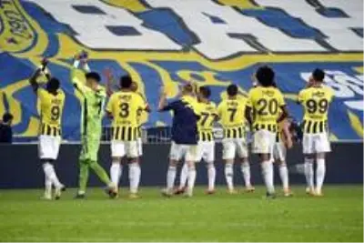 Fenerbahçe, sahasında Trabzonspor'u 3-1 mağlup etti Fenerbahçe, sahasında Trabzonspor'u 3-1 mağlup etti