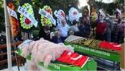 Son dakika... Trafik kazasında hayatını kaybeden anne ile kızı son yolculuğuna uğurlandı Son dakika... Trafik kazasında hayatını kaybeden anne ile kızı son yolculuğuna uğurlandı