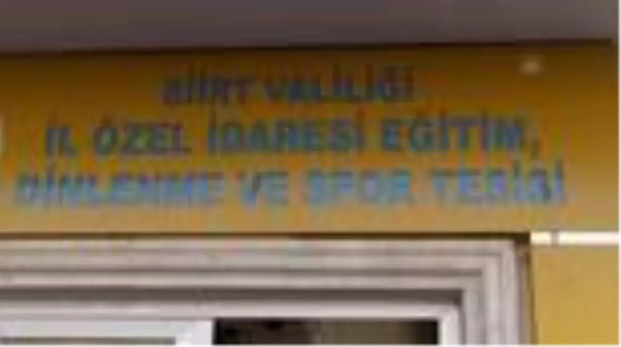 Valis Hacıbektaşoğlu'ndan futbolculara ziyaret