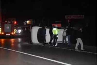 Yola dökülen sıvı madde kazaya sebep oldu: 2 yaralı Yola dökülen sıvı madde kazaya sebep oldu: 2 yaralı
