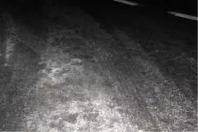 Yola dökülen sıvı madde kazaya sebep oldu: 2 yaralı Yola dökülen sıvı madde kazaya sebep oldu: 2 yaralı
