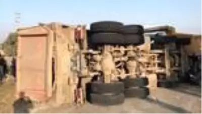 2 hafriyat kamyonu çarpıştı: 1'i ağır 2 yaralı 2 hafriyat kamyonu çarpıştı: 1'i ağır 2 yaralı
